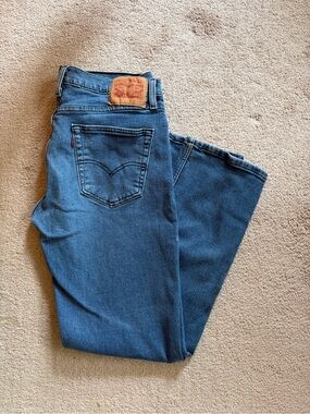 Levi's Men's Straight Leg Jeans 514 in Medium Blue Denim. Size 33 x 32.
